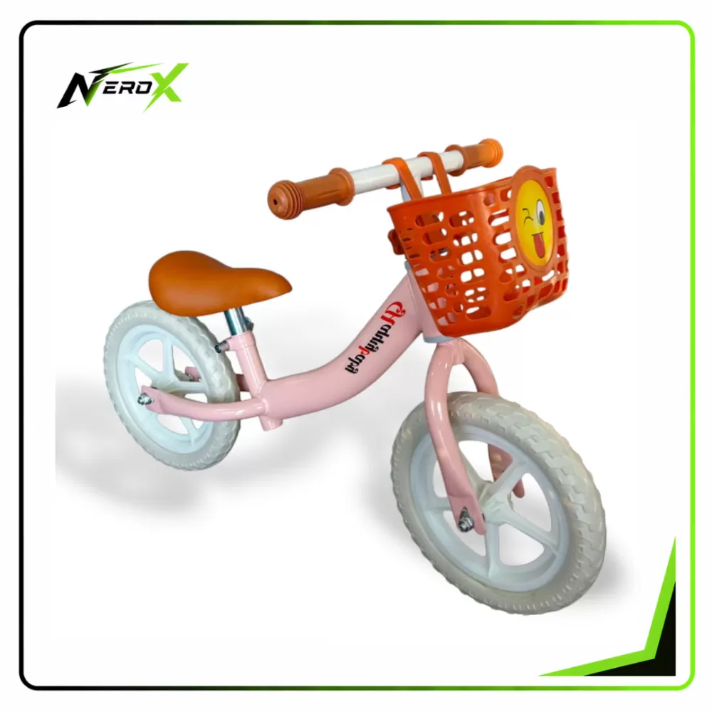 Bicicleta sin pedales con canasto
